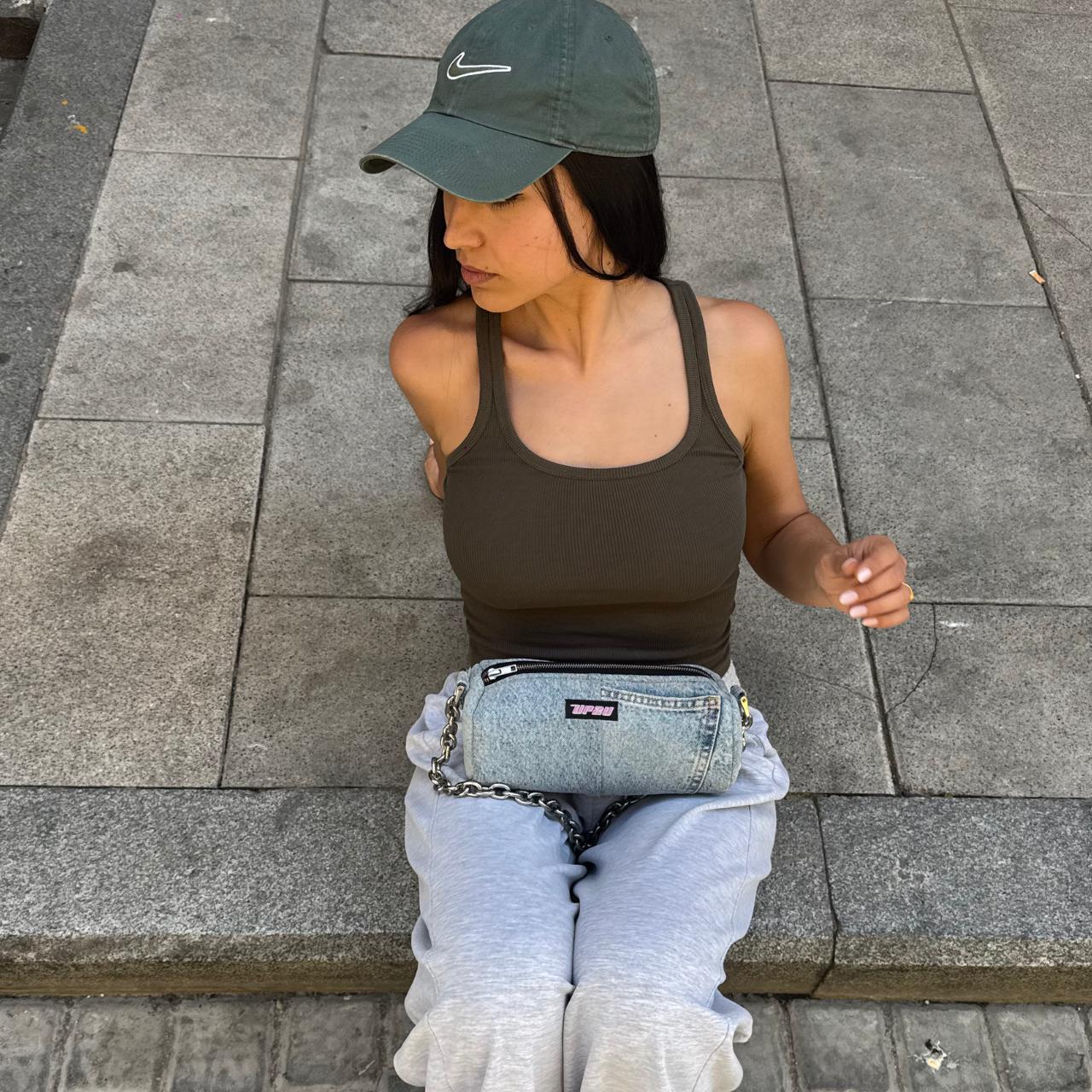 Imagen lifestyle con bolso bandolera denim artesanal – UP2Ubags