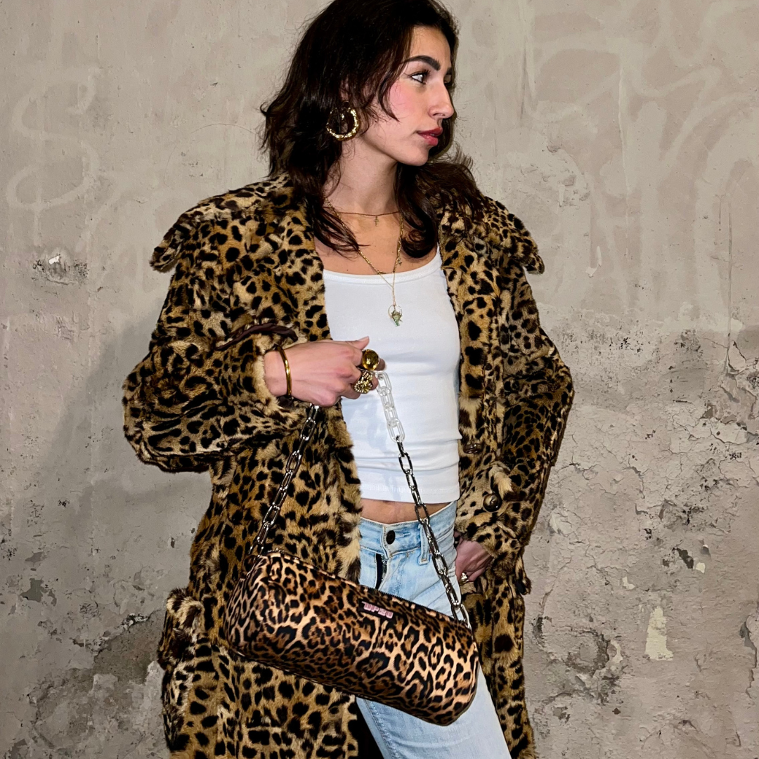 Mujer con bolso de hombro con animal print de leopardo de UP2Bags, estilo único y individualizado.
