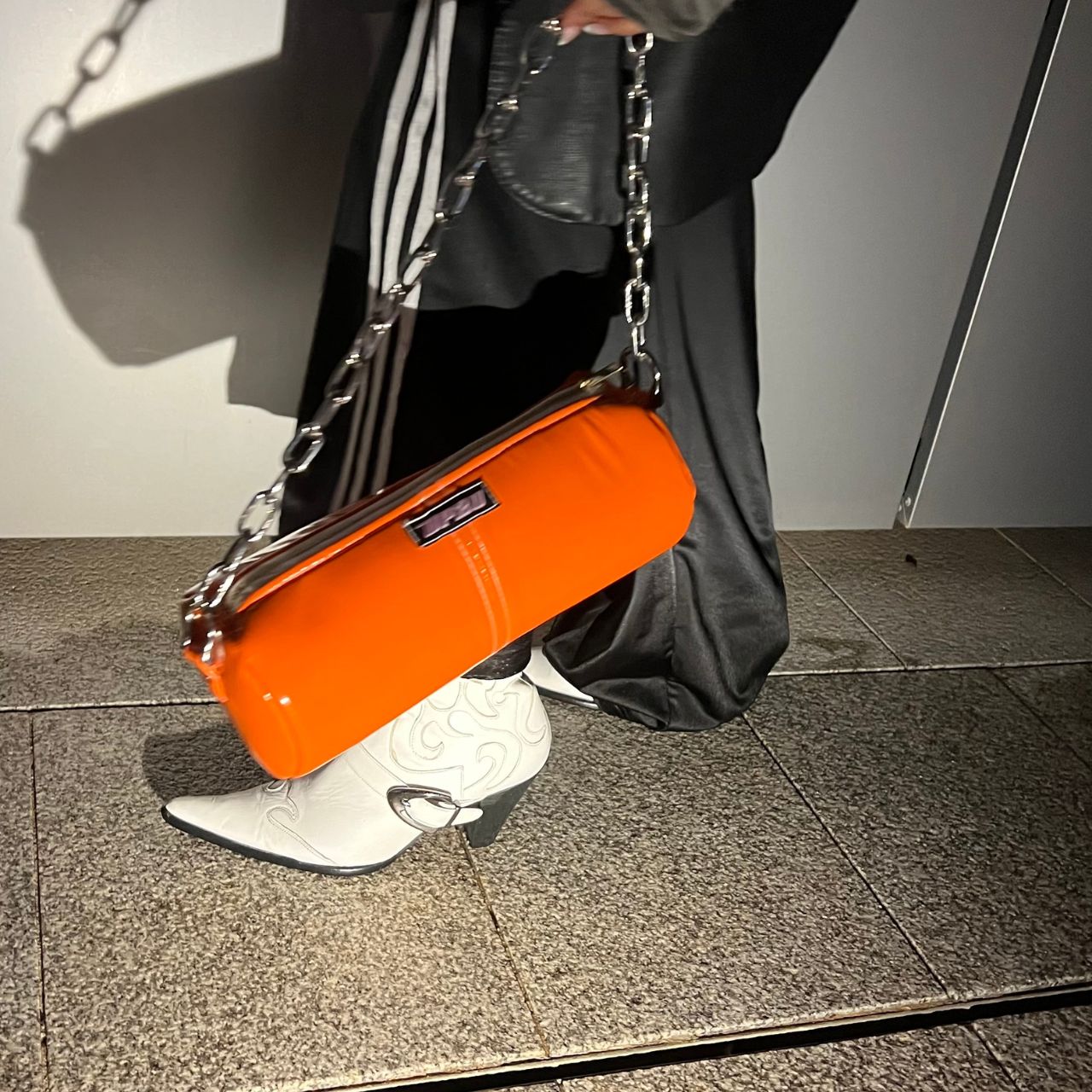 Bolso Pumpkin naranja vista detalle – Hecho a mano con vinilo reciclado | UP2Ubags