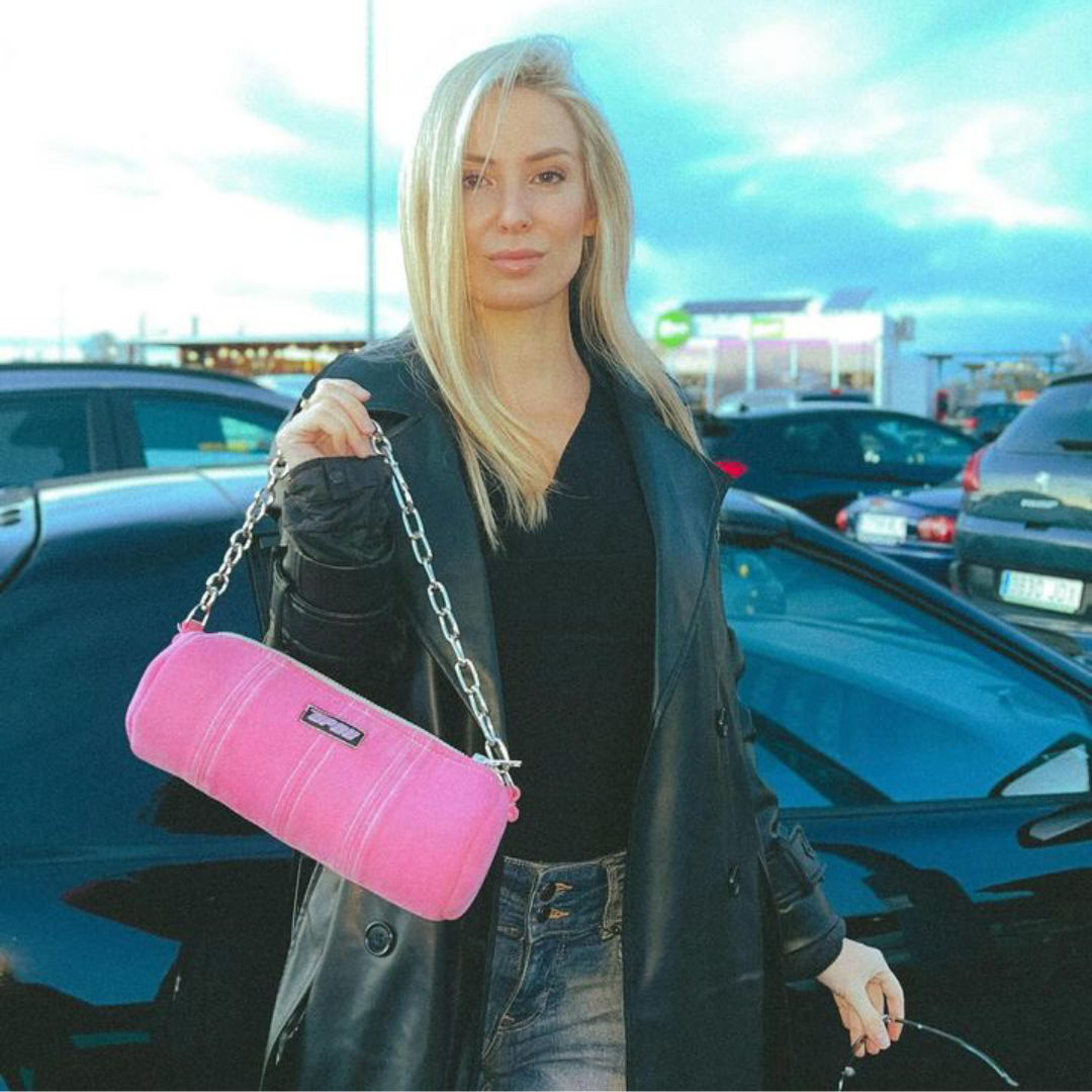 Bolso de hombro de jeans rosa de UP2Bags con cadena. Creación artesanal con jeans reciclados.