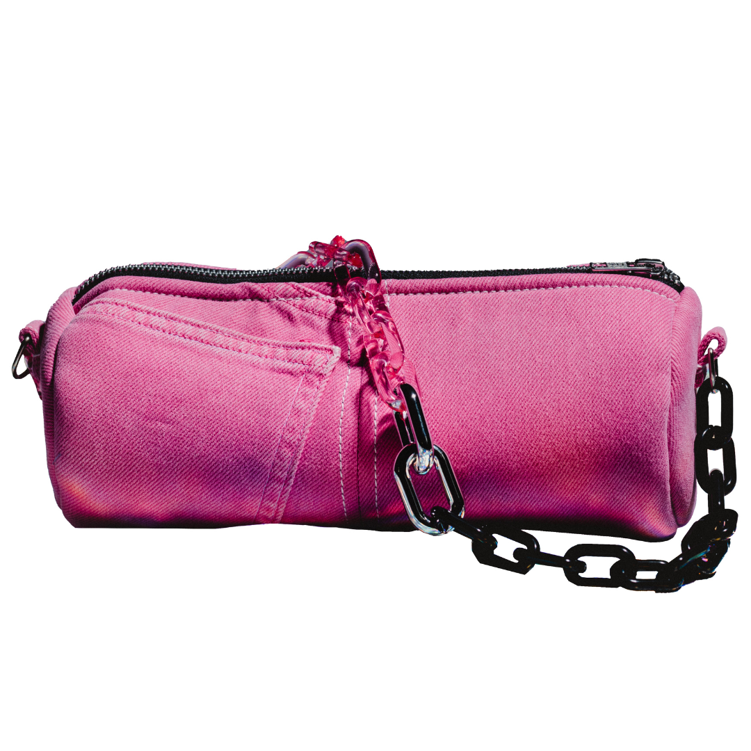 Bolso de hombro reciclado en jeans rosa de UP2Bags. Creación handmade con cadena de metal.