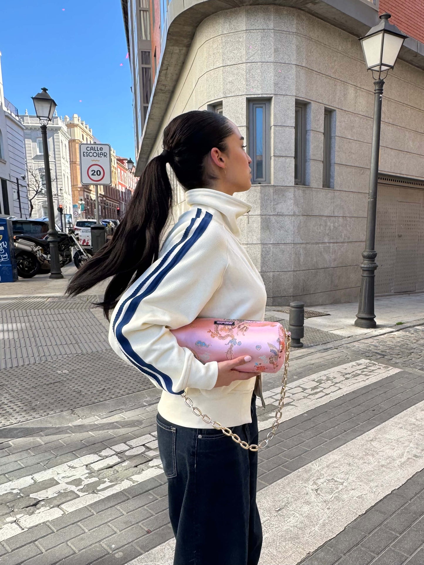 Bolso kimono japonés rosa sostenible en uso - diseño único hecho a mano
