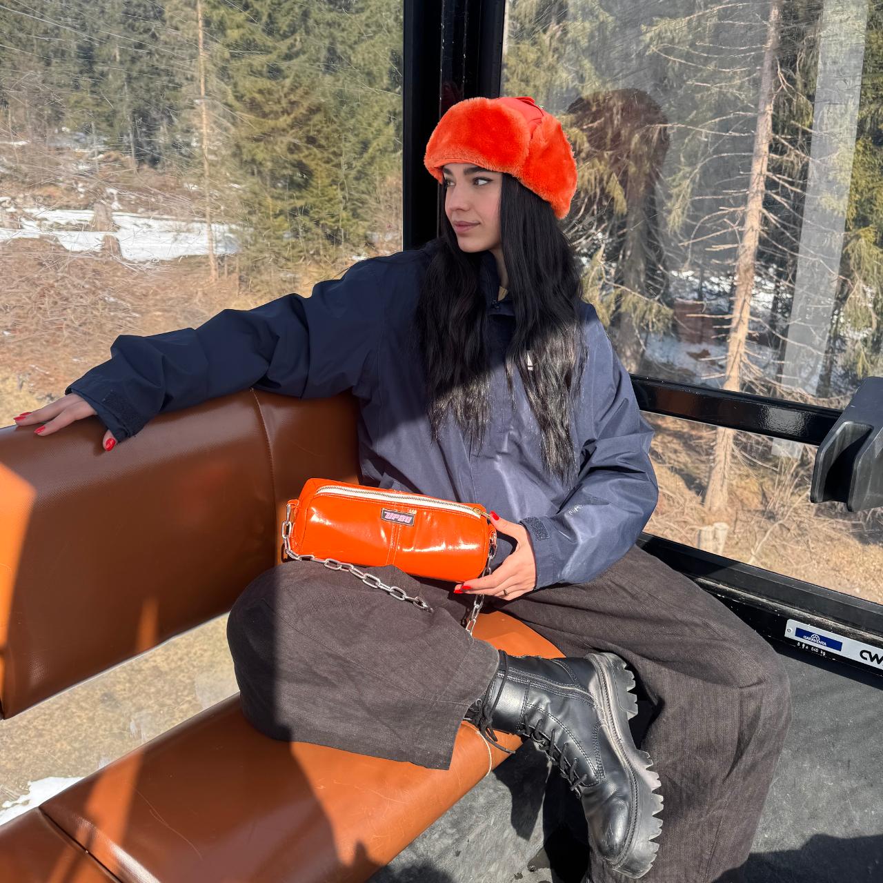 Imagen lifestyle con bolso Pumpkin de vinilo naranja – UP2Ubags
