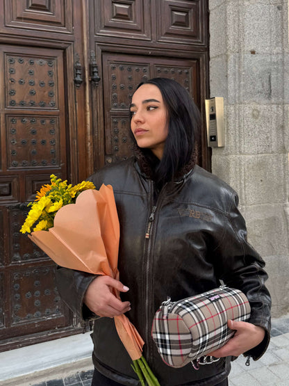 Bolso escocés negro hecho a mano - foto lifestyle UP2U bags