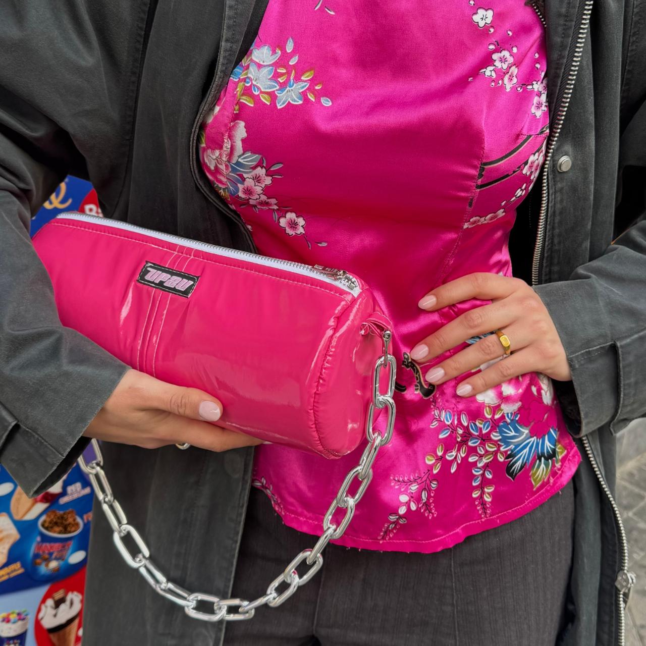 Detalle del bolso Pink Grenade – Acabados artesanales en vinilo | UP2Ubags