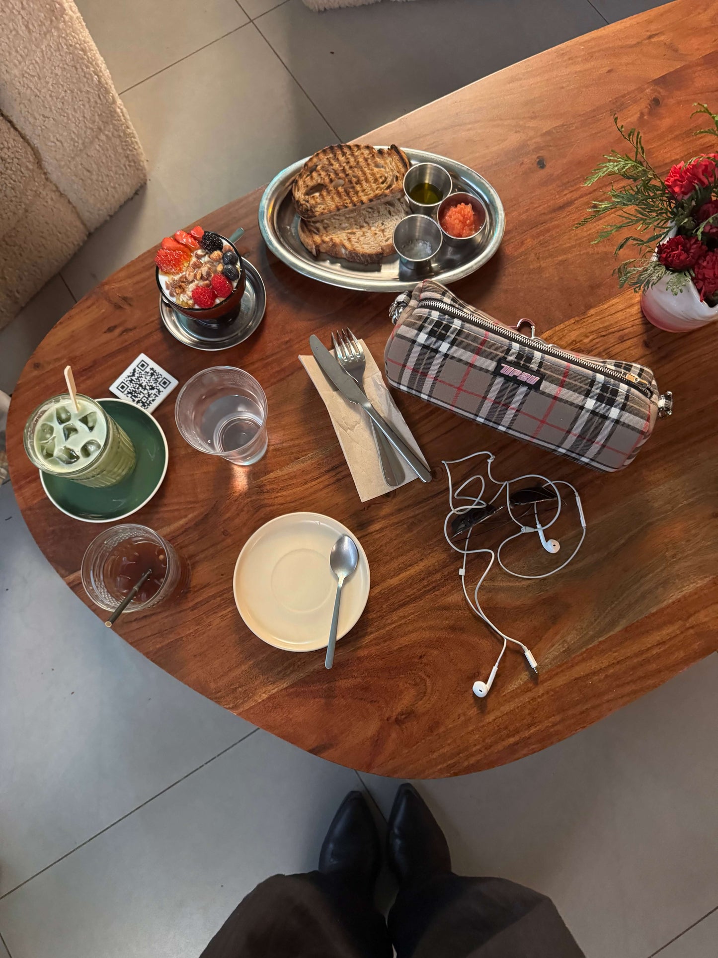 Bolso escocés negro en mesa de brunch - diseño exclusivo hecho a mano