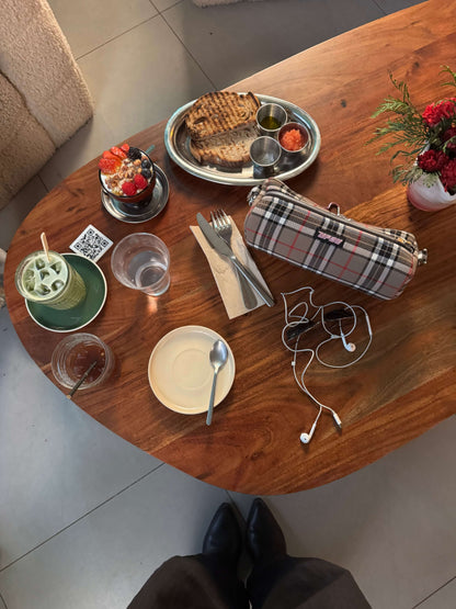 Bolso escocés negro en mesa de brunch - diseño exclusivo hecho a mano
