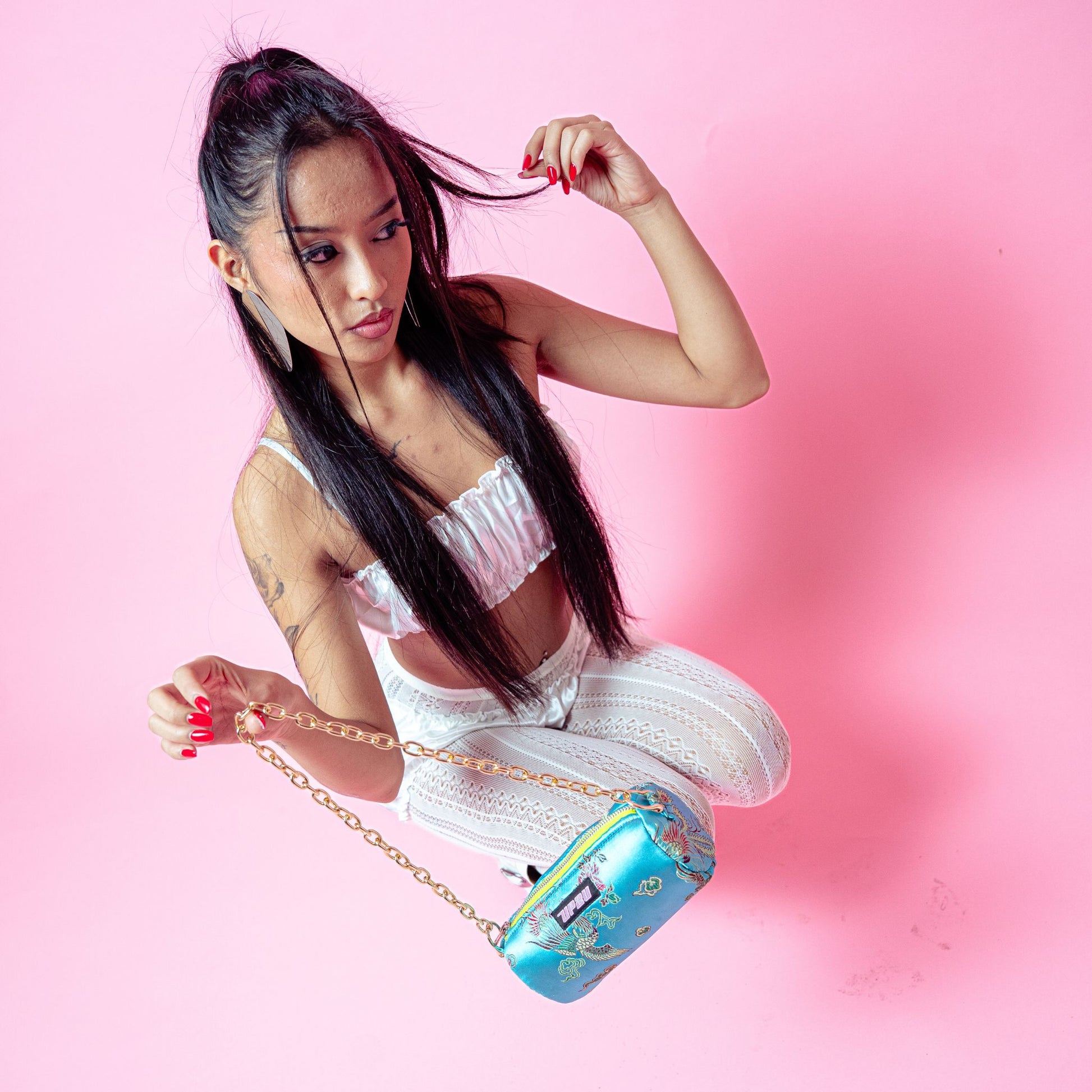 Bolso mini cilíndrico turquesa UP2U con bordado japonés – bolso de satén upcycled artesanal