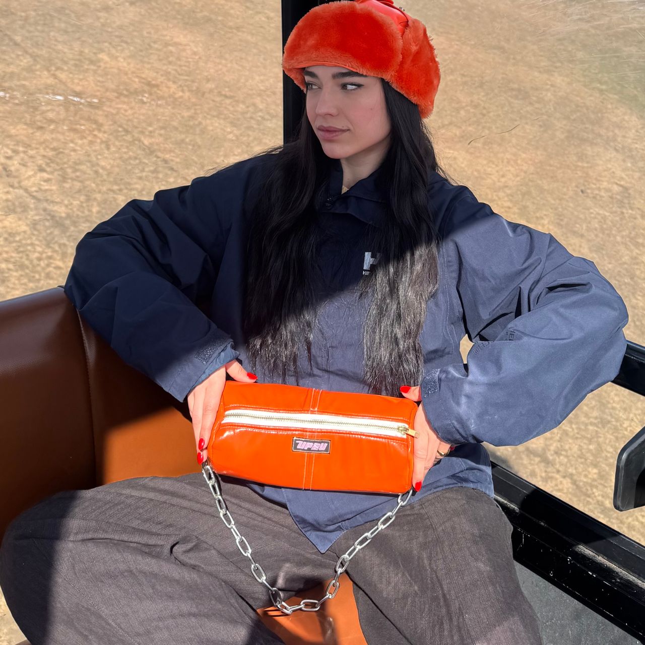 Imagen lifestyle con bolso Pumpkin artesanal en vinilo – UP2Ubags