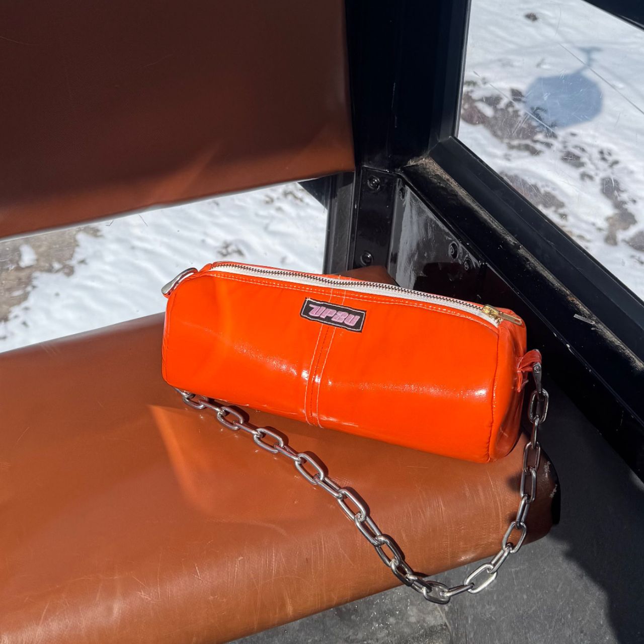 Bolso Pumpkin de vinilo naranja con cadena – Diseño handmade | UP2Ubags