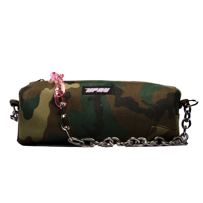 Bolso de hombro UP2Bags hecho de tela reciclada de estampado militar y cadena metálica.