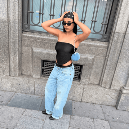 Modelo en la calle con la UP2U Jeans Mini Bag de denim como bolso cruzado – look urbano street style