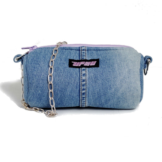 Bolso mini cilíndrico UP2U de denim upcycled azul – fondo blanco