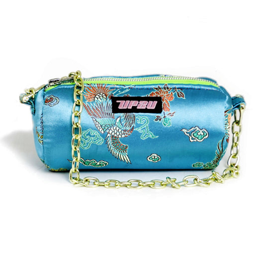 	UP2U Japanese Turquoise Mini Bag – bolso cilíndrico turquesa de satén con bordado japonés y asa de cadena dorada