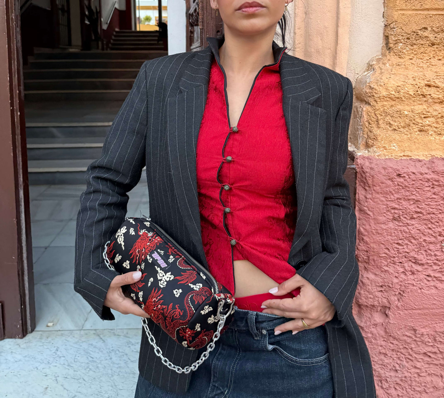 Bolso kimono negro único hecho a mano - foto lifestyle UP2U bags