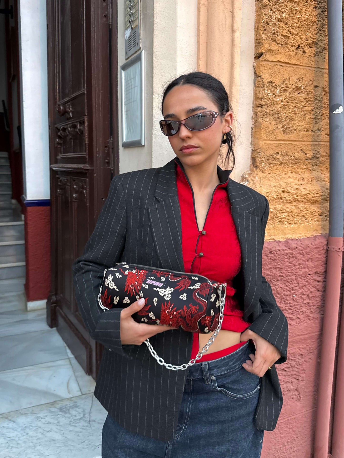 Bolso kimono negro sostenible en uso - diseño único hecho a mano